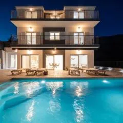 Luxurious 7-Bedroom Villa MI with Private Pool, 500m from the Beach