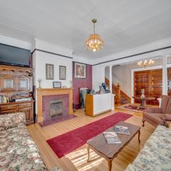 Marmora and Lake Inn Superior Apartment- Sleeps 13 guests