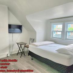 Affordable double room with Netflix, laundry, amenities and self check-in