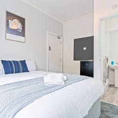 Suite #1 - Central Location - Private Ensuite, Smart TV, Fast Wifi by Yoko Property
