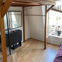 Cozy Studio for 2 with Rooftop Views in Central Paris