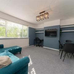 Vibrant & Stylish Mill Hill East Pad