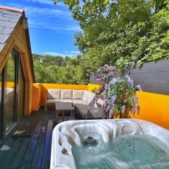 Chy Glynn. Luxury lodge with hot tub and views.