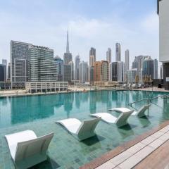 GuestReady - Majestic canal and Burj Khalifa view
