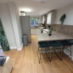 Three bed house 10 ml from Silverstone & 6 from MK