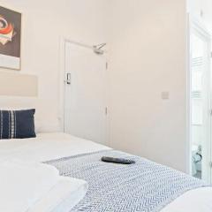 Suite #3 - Central Location - Private Ensuite, Smart TV, Fast Wifi by Yoko Property