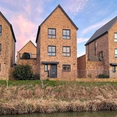 Canalside Home in lovely Swindon