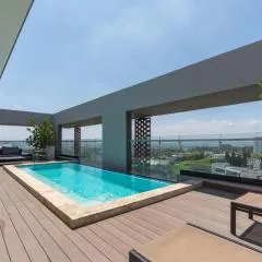 Modern Luxury Condo with Rooftop Pool & Gym