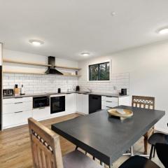 5 Min Stroll into Town Centre - No Hills