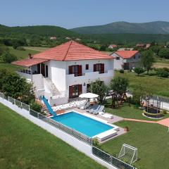 Villa Matulovic with pool, playground and game room, Sinj