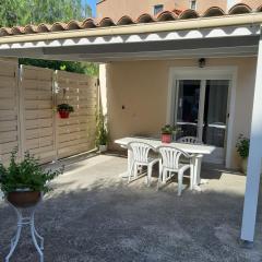 Maisonnette avec pergola