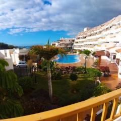 Appartamento primo piano con vista piscina e parziale vista mare