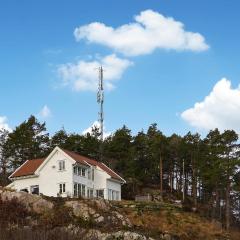 Lovely Home In Høvåg With Wifi