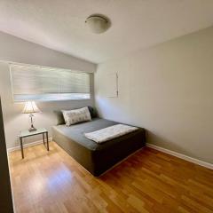 Cozy Queen Room next to Central City mall and Holland Park