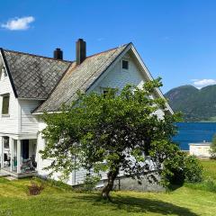 Beautiful Home In Austefjorden With Wifi