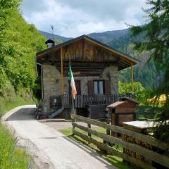 Baita Maso Tòttn Hütte, historische Berghütte in Alleinlage