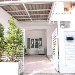 Home Sawasdee 2, ใกล้Safari world