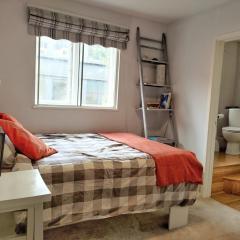 Cozy ensuite in homestay with garden terrace in prime location just east of City