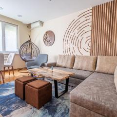 Top Center Retreat, Close to Main street, FREE Parking