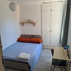 A private & beautiful bedroom with shared bathroom in the heart of Bournemouth