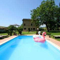 Family friendly chic Italian farmhouse with pool