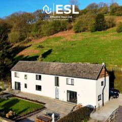Large Country Farmhouse with Hot Tub and Shropshire Hills View