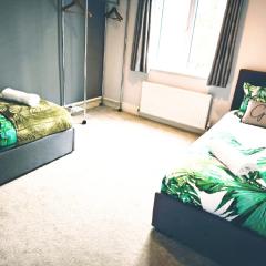 3 Bedrooms, Families, Contractors, Wi-Fi, Parking, Sleeps 7 - CLARK PROPERTY ESTATES