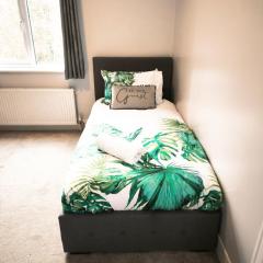 3 Bedrooms, Families, Contractors, Wi-Fi, Parking, Sleeps 7 - CLARK PROPERTY ESTATES