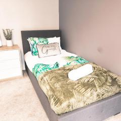 CLARK PROPERTY ESTATES - Southend - 3 Bedrooms - 5 Beds - Garden - Business&Leisure - Long or Short Term Enquire Today ! - Sleeps 8 inc sofa beds!