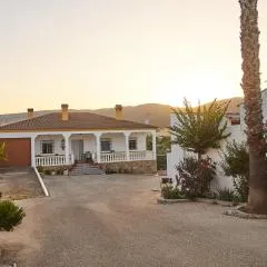 CASA EL PRADO con Piscina y Aparcamiento