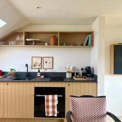 Entire Spacious Loft Studio-Own Bathroom & Kitchen within Victorian Terraced Home