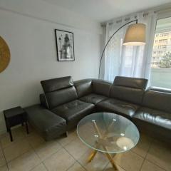 5 mn, 450m walk Metro La Defense, 3 bedrooms, Parking