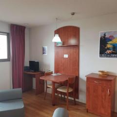 Studio cosy avec terrasse, parking couvert, piscine, salle de fitness, proche pistes - Accepte animaux - FR-1-404-253