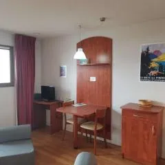 Studio cosy avec terrasse, parking couvert, piscine, salle de fitness, proche pistes - Accepte animaux - FR-1-404-253