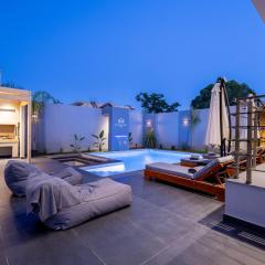 Μr & Μrs Grey Luxury Villas