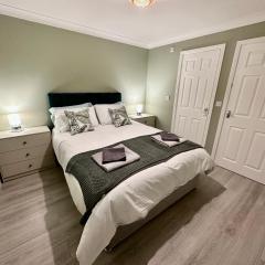 Townhouse 4 Bed FREE Parking, close to Man Utd FC