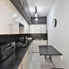 LUXURY Spacious apartment ON Saryan Street.Centre