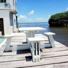 See Belize BAY Ground Floor Cozy Sea View Economy Studio with Infinity Pool & Overwater Deck