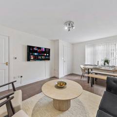 Newly Refurbed - Stunning Home - Near M6 - King Bed - 55inch Smart TV