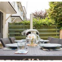 Hollywater Cheerful 3 bedroom home in Close with Pizza Oven
