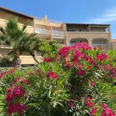 Apt 5 personnes parking - piscine collective - front de mer - Ménage inclus -V0730