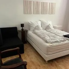 Utcára nyíló apartman