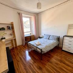 Slatefords Victorian Apartment - Fast WiFi & Central - 10 Mins to Princes Street