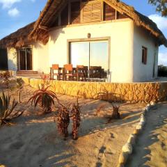 One bedroom house at Anakao 10 m away from the beach with furnished garden and wifi