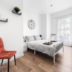 Spacious 7 Bed- High Street Location