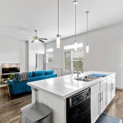 Modern Austin 2BR 2B Apt with Pool Parking & WIFI