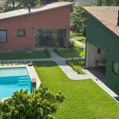 Casas aconchegantes com piscina na encantadora Praia das Cigarras