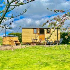 Herefordshire Hut Escape, Hot Tub, Fire Pit, Views