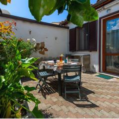 Camy Wine House con giardino vicino alla stazione ferroviaria