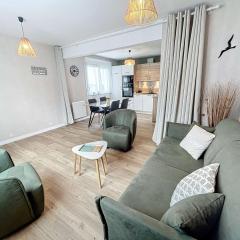 Bel appartement rénové au cœur de Jullouville, 100m de la plage, 1 chambre, 4 couchages, parking privé - FR-1-361-72